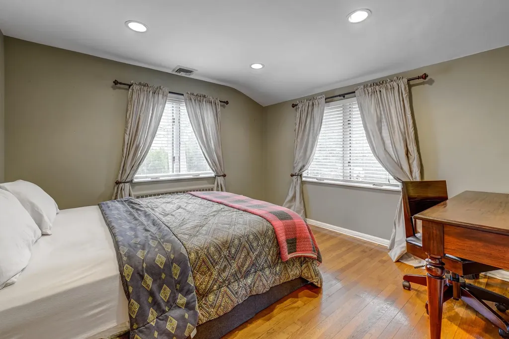 3 Orchard Lane Sea Cliff NY 11579