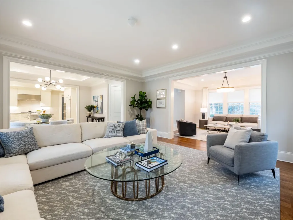 10 The Maples Roslyn NY 11576