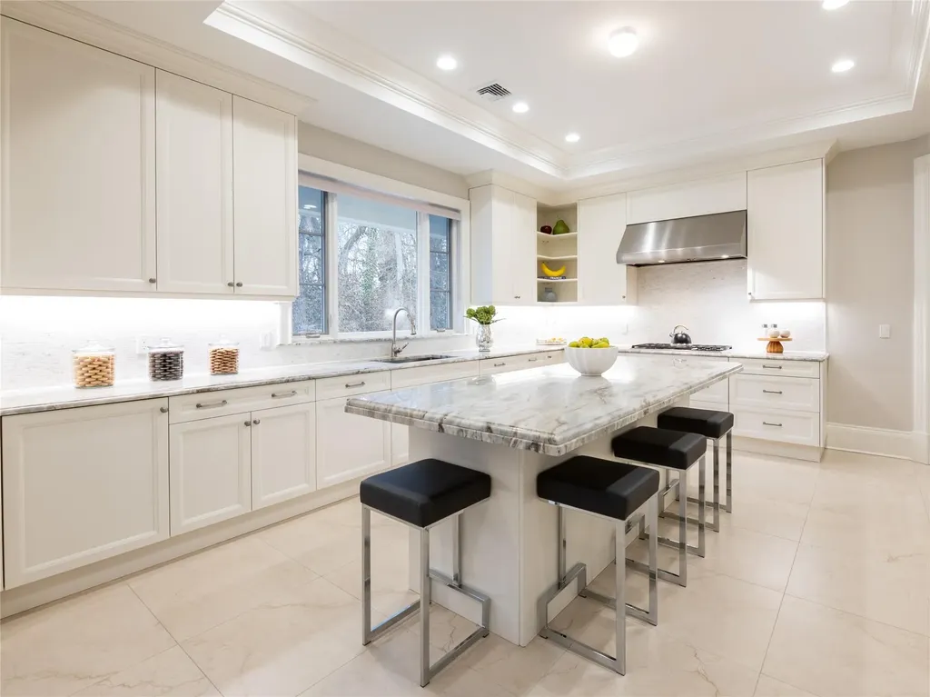 10 The Maples Roslyn NY 11576