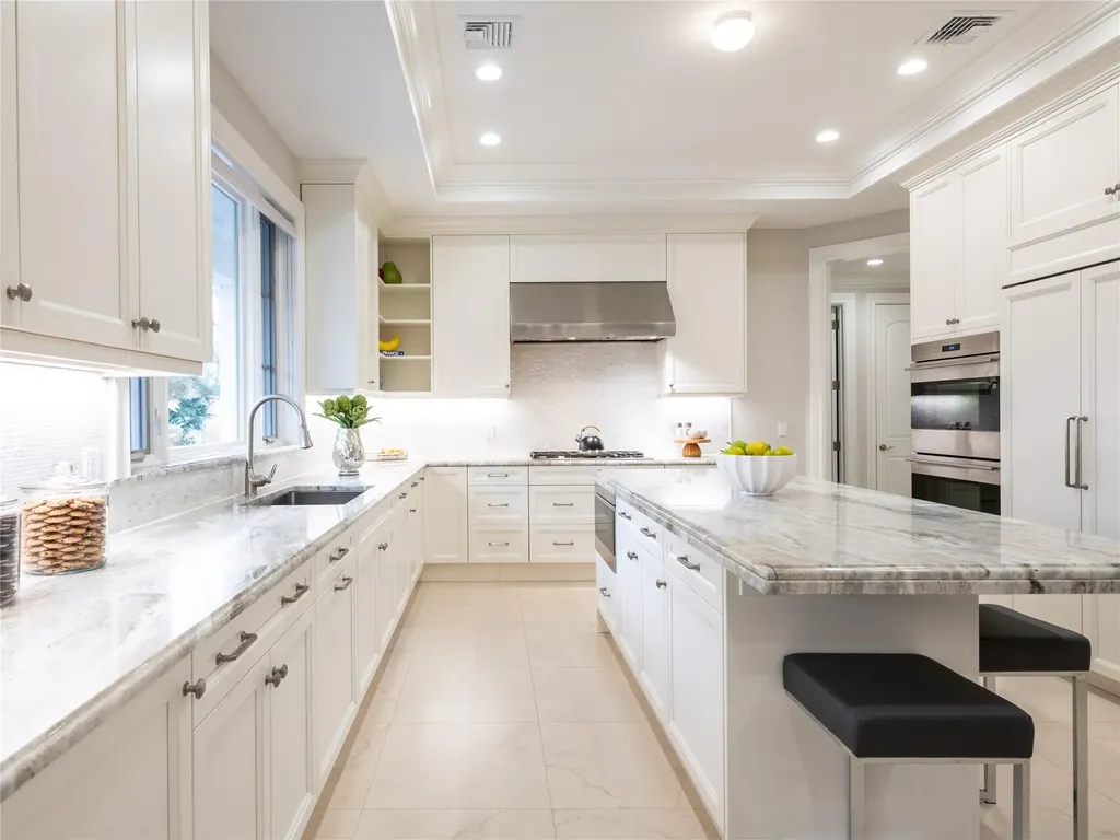 10 The Maples Roslyn NY 11576