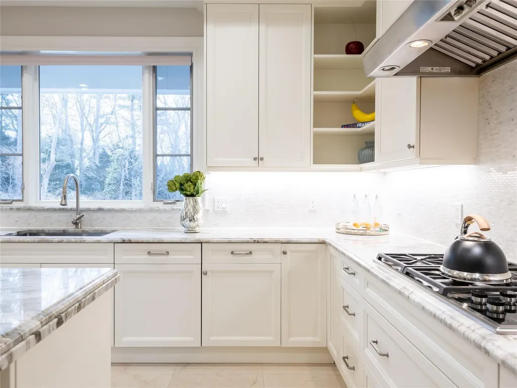 10 The Maples Roslyn NY 11576