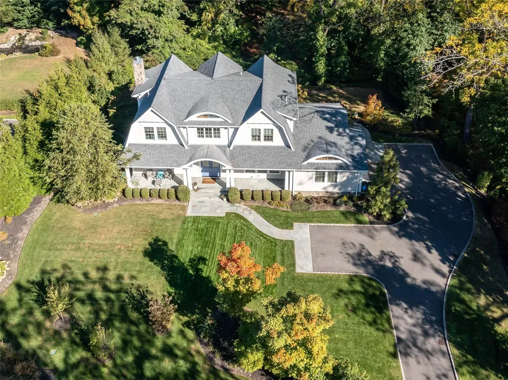 10 The Maples Roslyn NY 11576