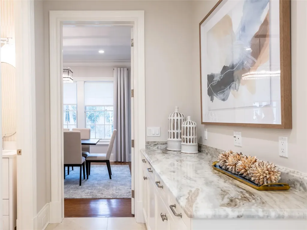 10 The Maples Roslyn NY 11576