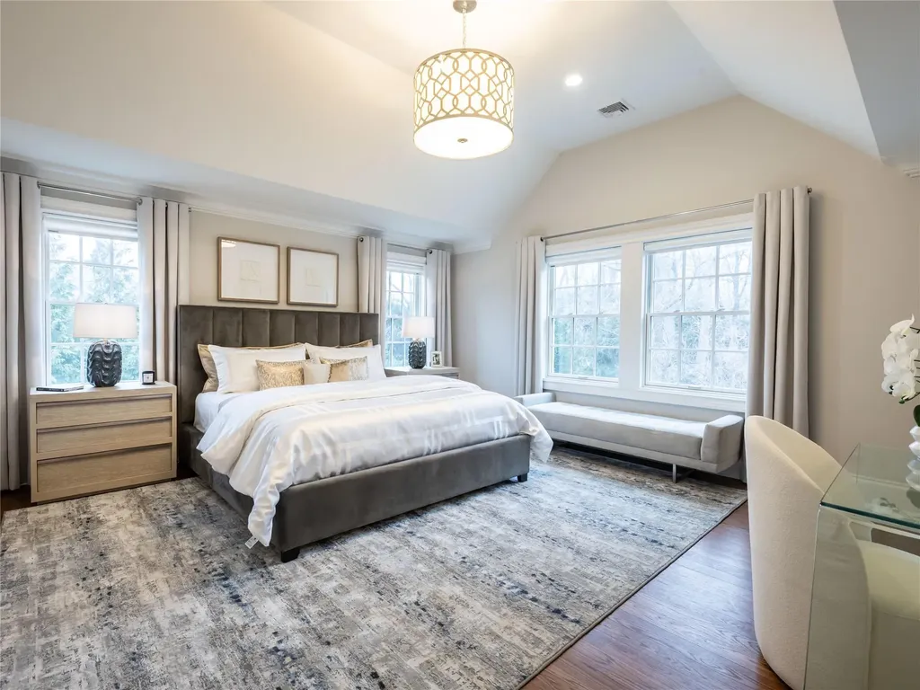 10 The Maples Roslyn NY 11576
