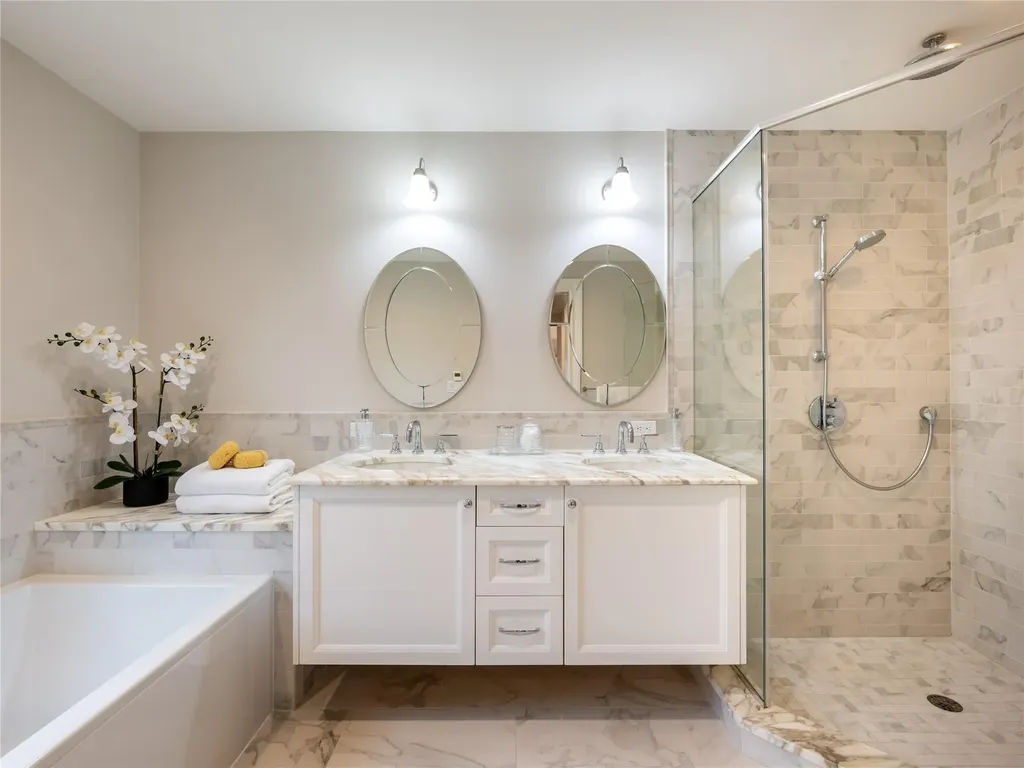 10 The Maples Roslyn NY 11576