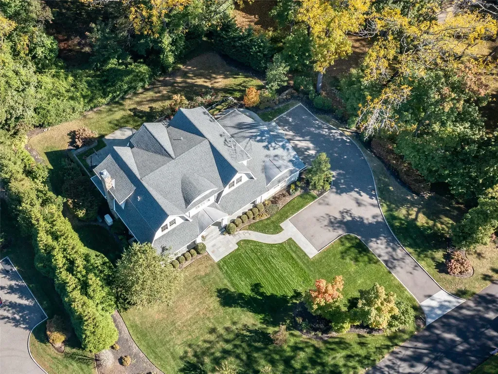 10 The Maples Roslyn NY 11576