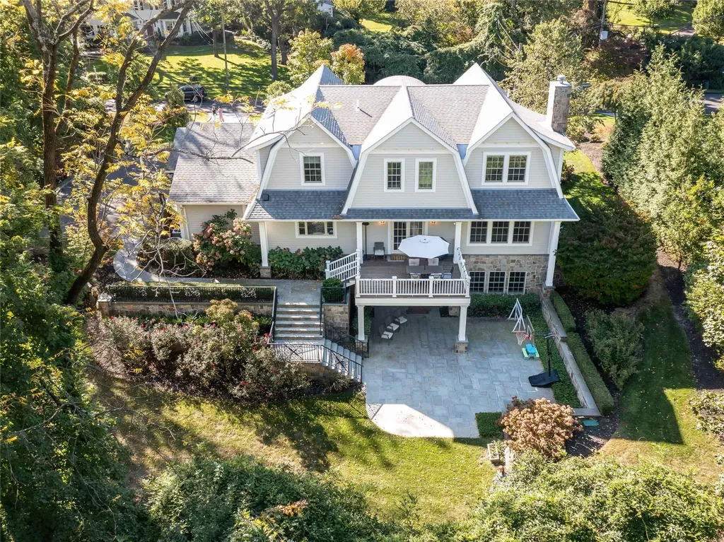 10 The Maples Roslyn NY 11576