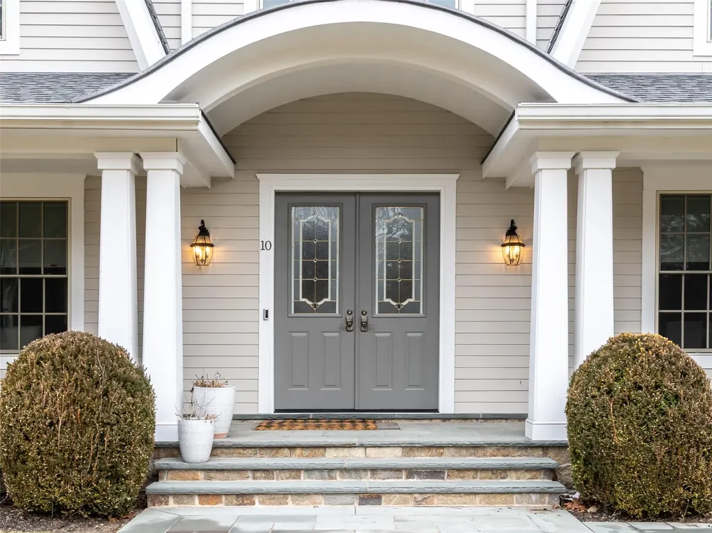 10 The Maples Roslyn NY 11576