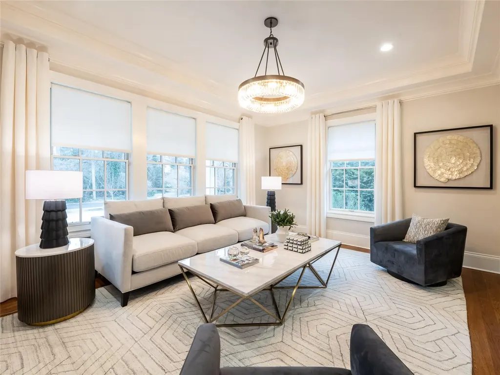10 The Maples Roslyn NY 11576