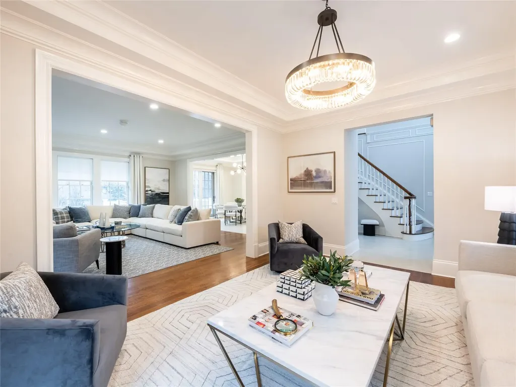 10 The Maples Roslyn NY 11576