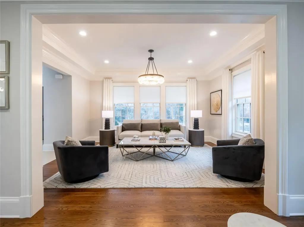 10 The Maples Roslyn NY 11576