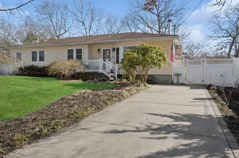 24 Palmetto Drive Shirley NY 11967