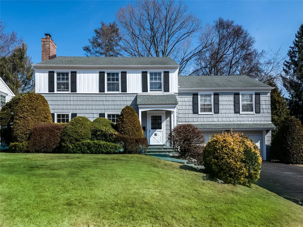 18 Eakins Road Manhasset NY 11030