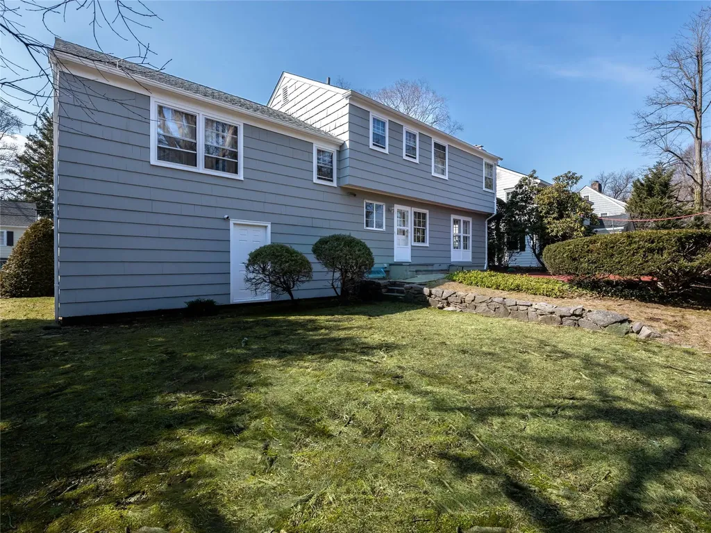 18 Eakins Road Manhasset NY 11030