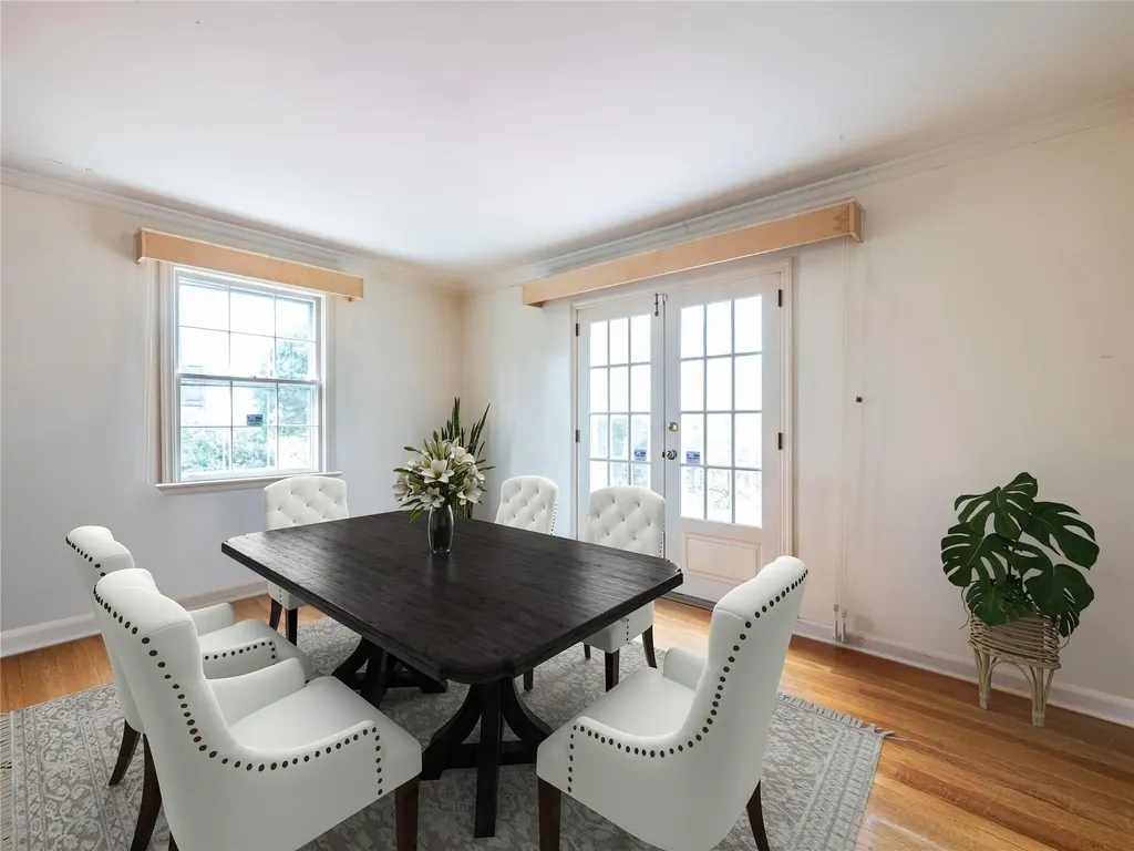 18 Eakins Road Manhasset NY 11030