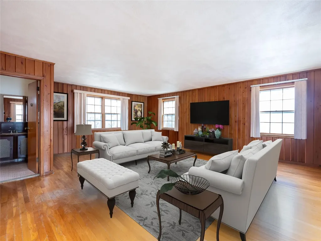 18 Eakins Road Manhasset NY 11030