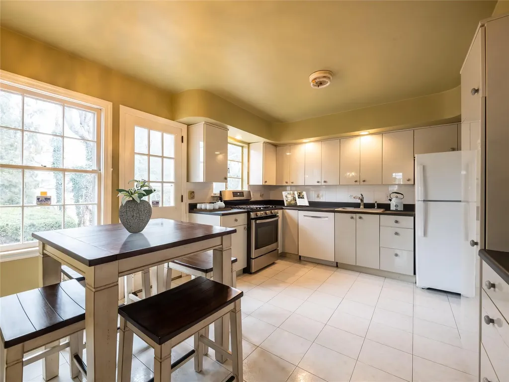 18 Eakins Road Manhasset NY 11030