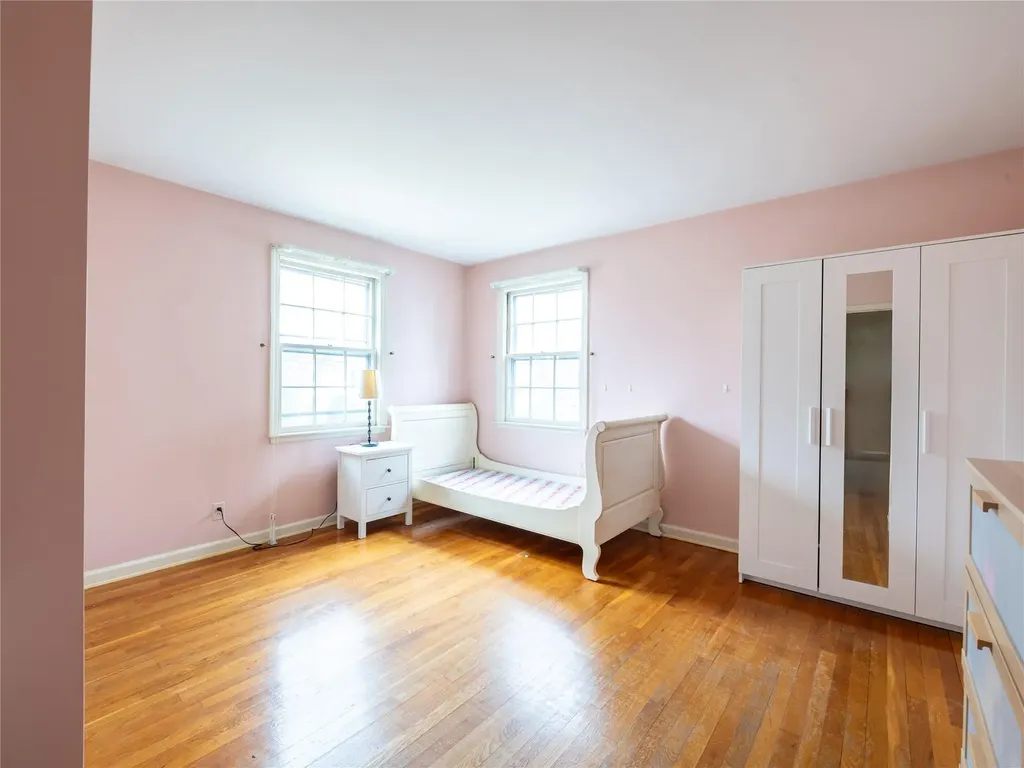 18 Eakins Road Manhasset NY 11030