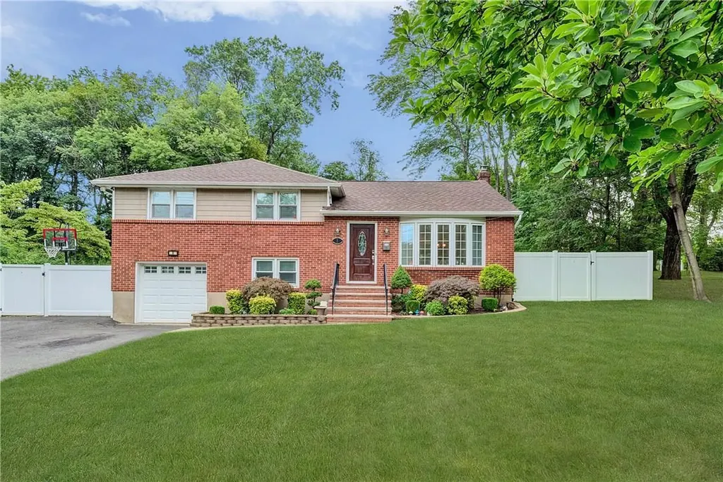 8 Birchwood Terrace Nanuet NY 10954