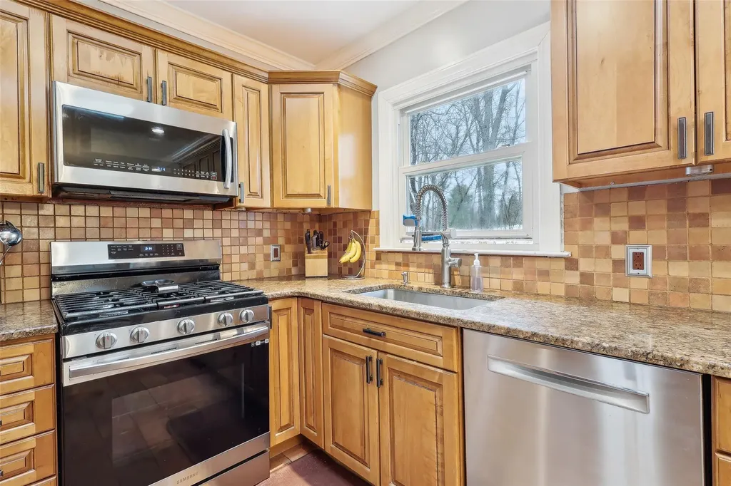 8 Birchwood Terrace Nanuet NY 10954