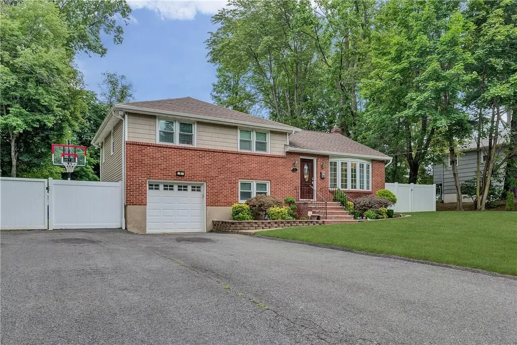 8 Birchwood Terrace Nanuet NY 10954