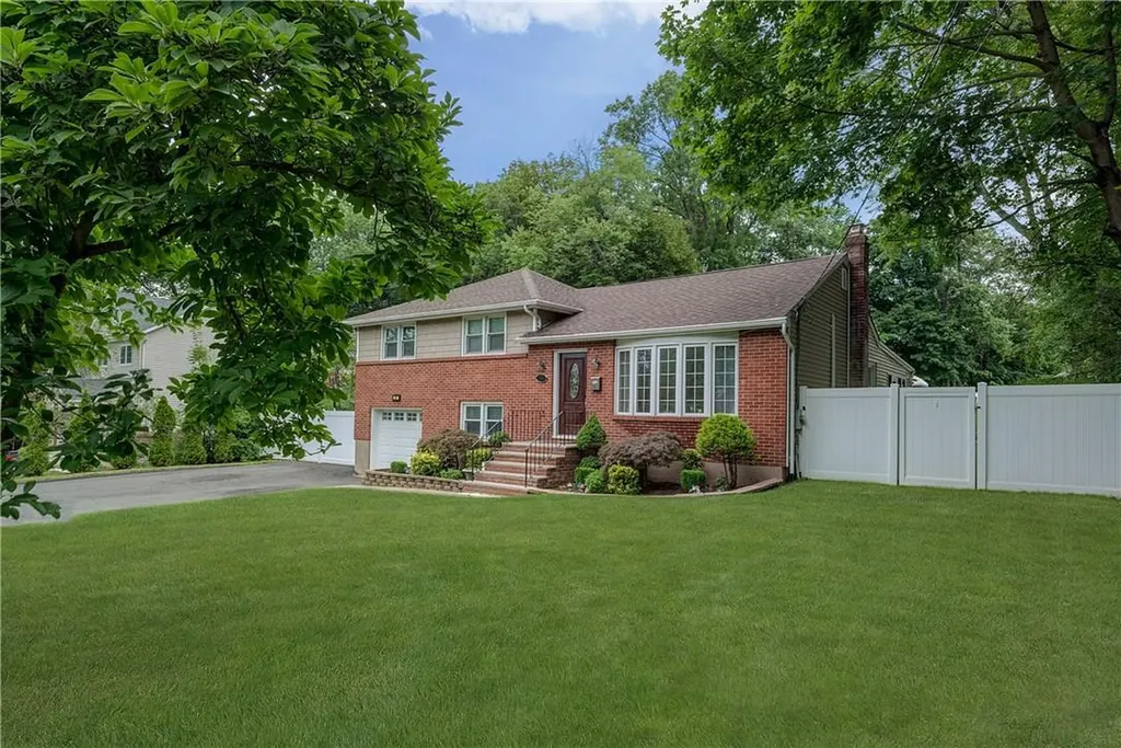 8 Birchwood Terrace Nanuet NY 10954