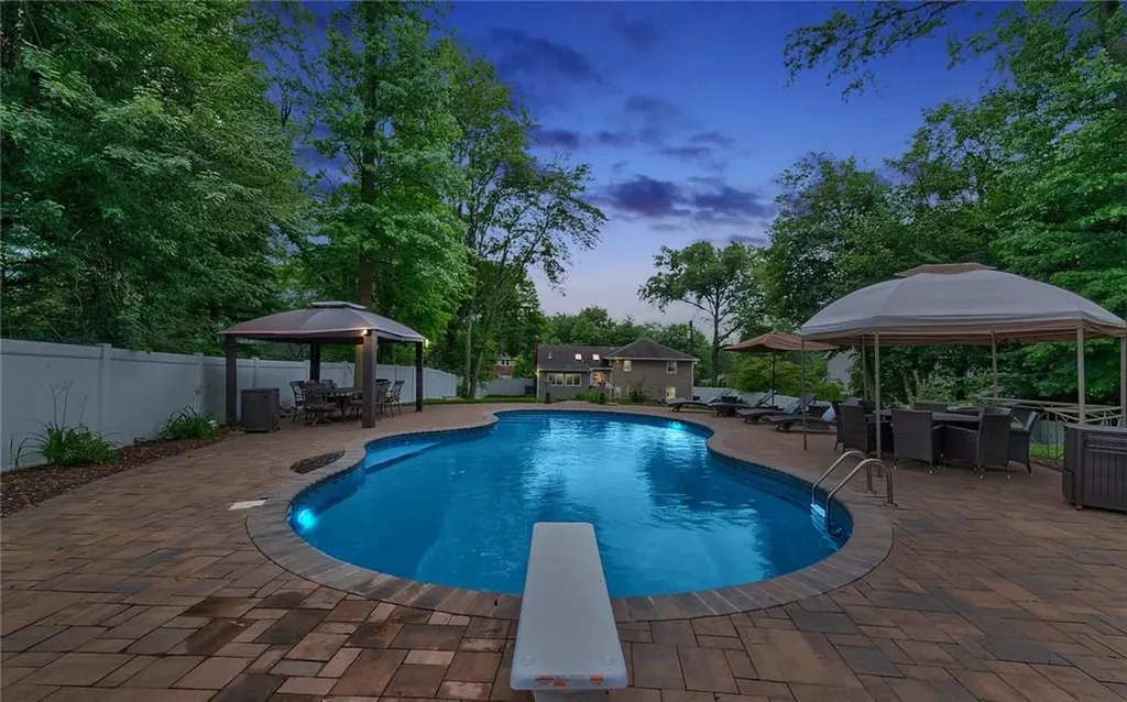 8 Birchwood Terrace Nanuet NY 10954