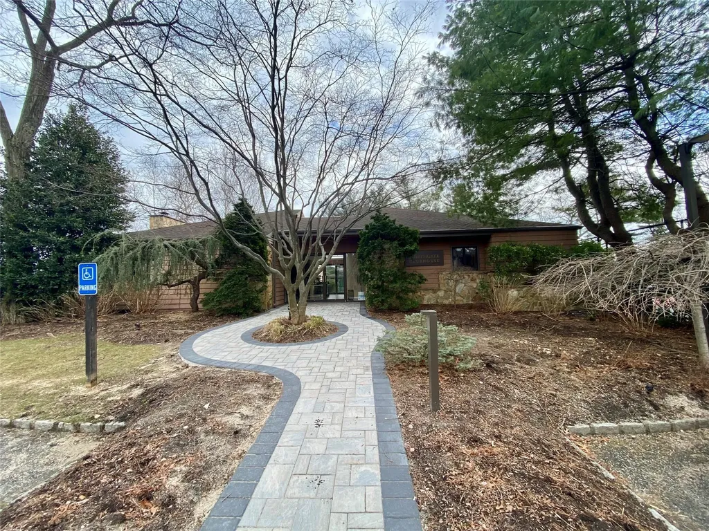 19 Northgate Circle Melville NY 11747