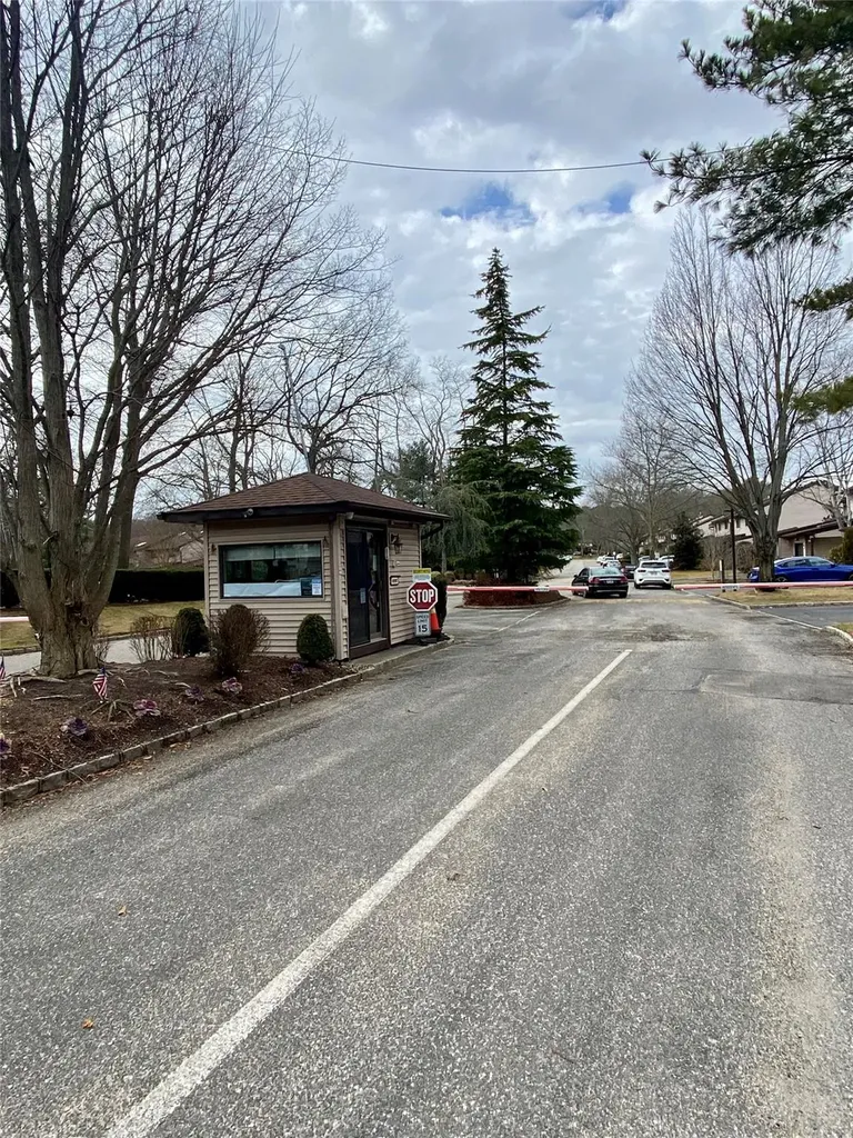 19 Northgate Circle Melville NY 11747