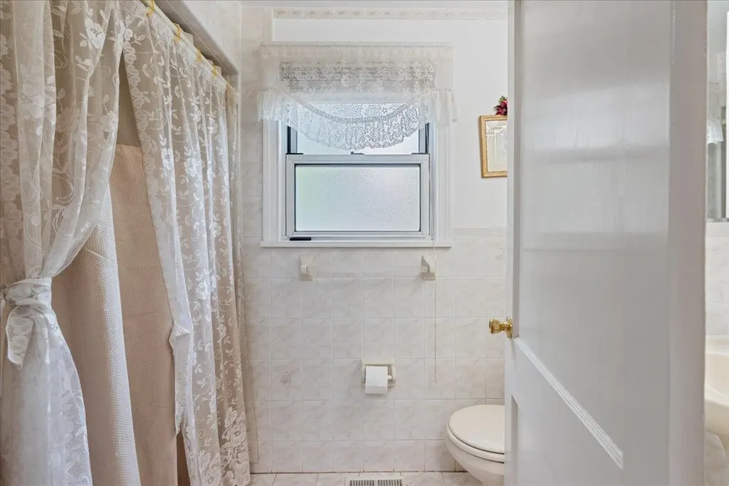 165 N Windhorst Avenue Bethpage NY 11714