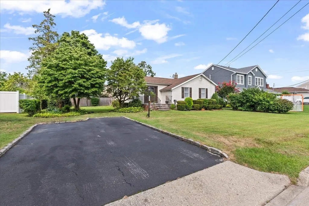 165 N Windhorst Avenue Bethpage NY 11714