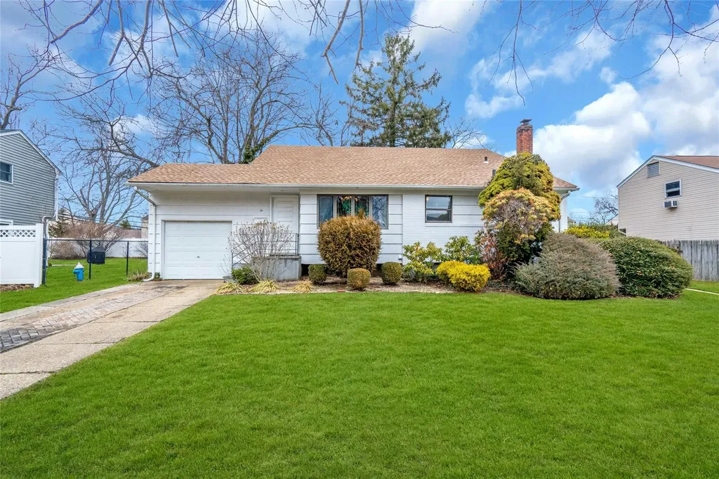 19 Brook Path Plainview NY 11803