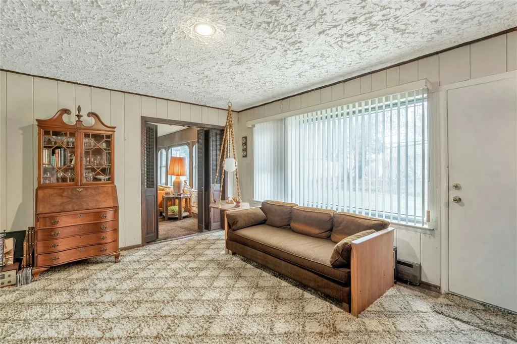 19 Brook Path Plainview NY 11803