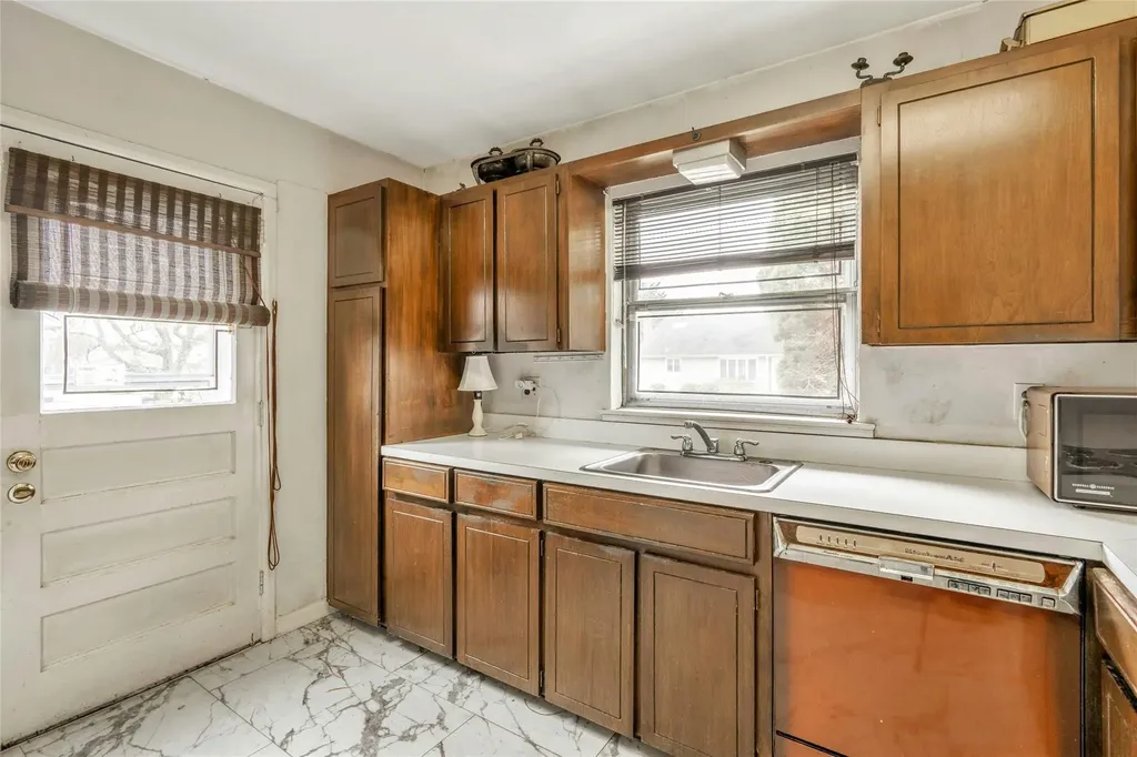 19 Brook Path Plainview NY 11803