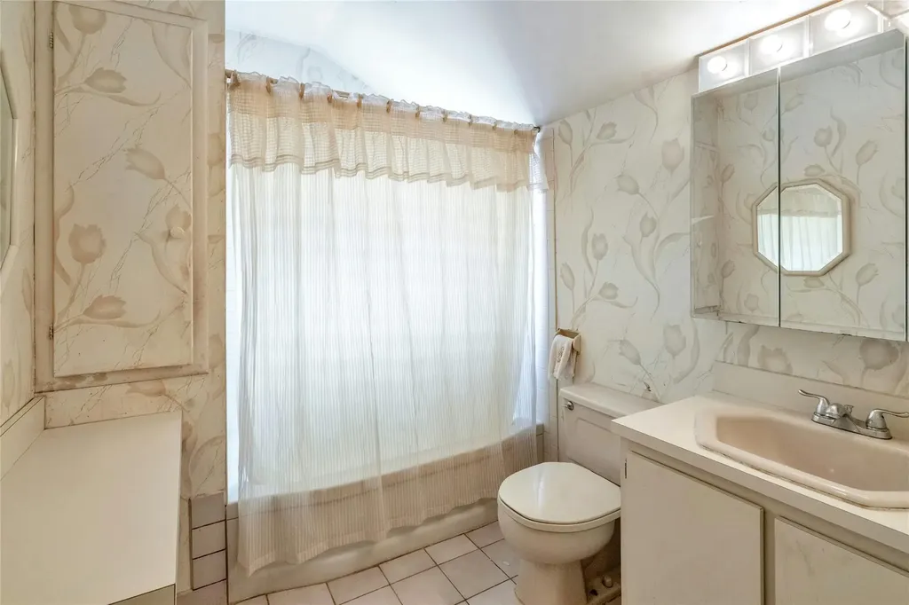 19 Brook Path Plainview NY 11803