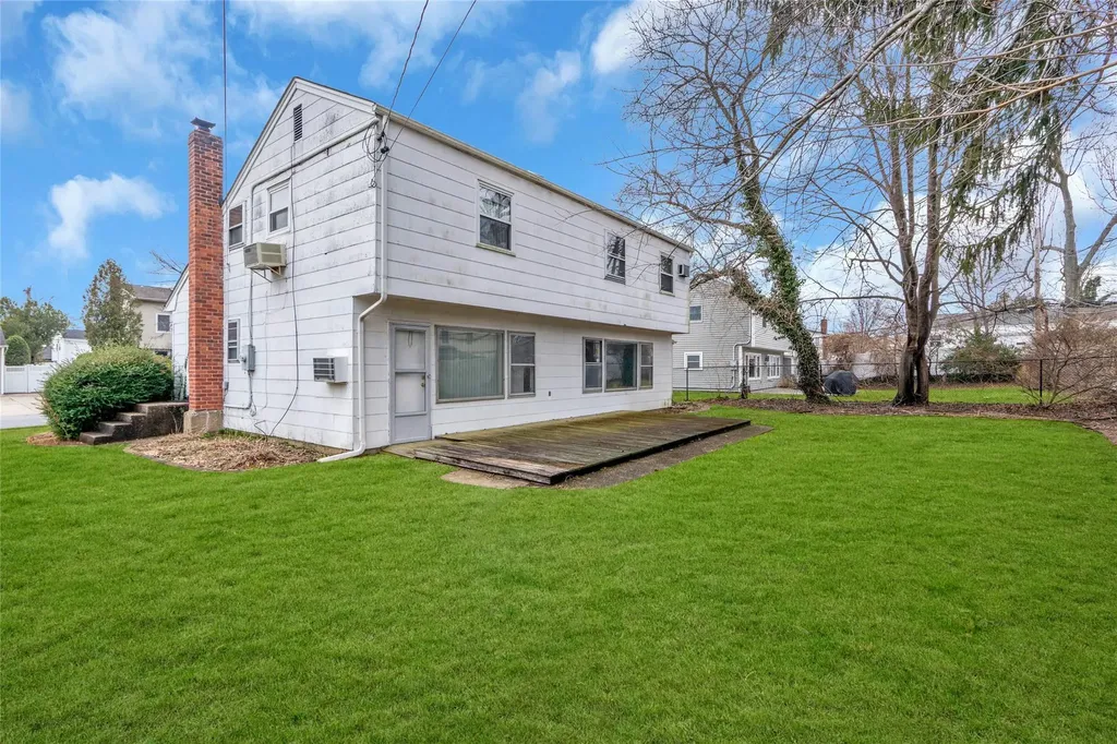 19 Brook Path Plainview NY 11803