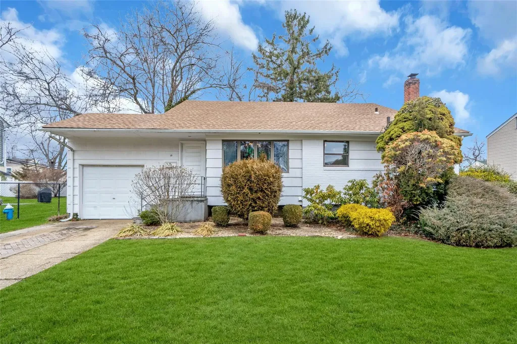19 Brook Path Plainview NY 11803