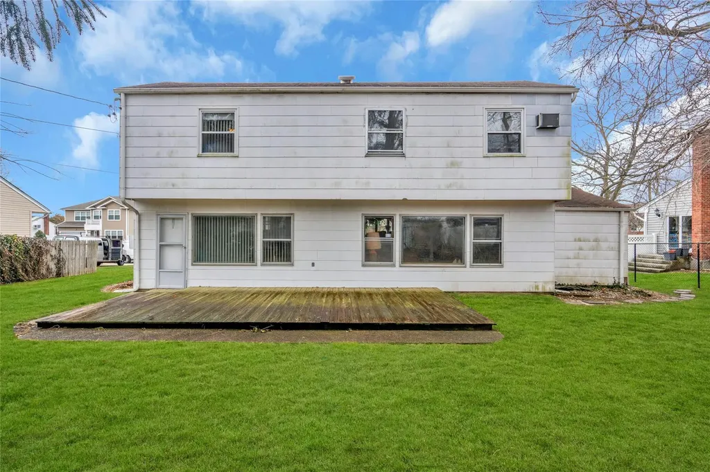 19 Brook Path Plainview NY 11803