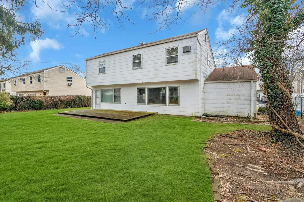 19 Brook Path Plainview NY 11803