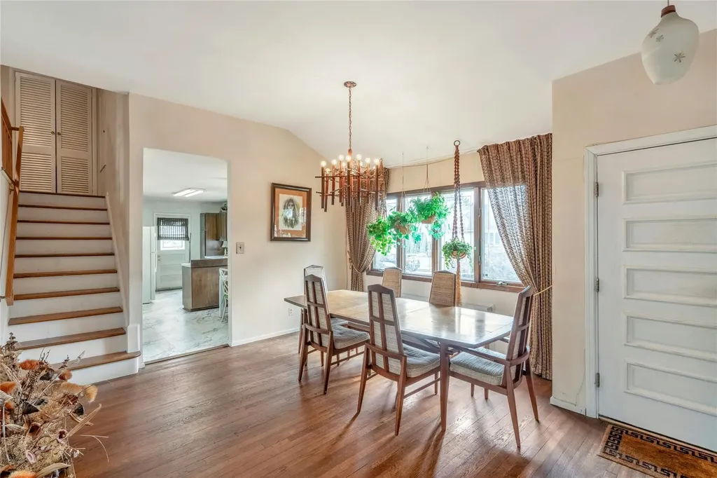19 Brook Path Plainview NY 11803