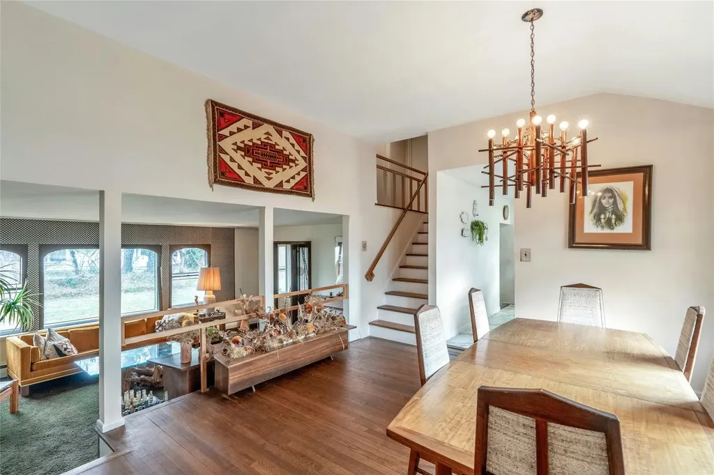 19 Brook Path Plainview NY 11803