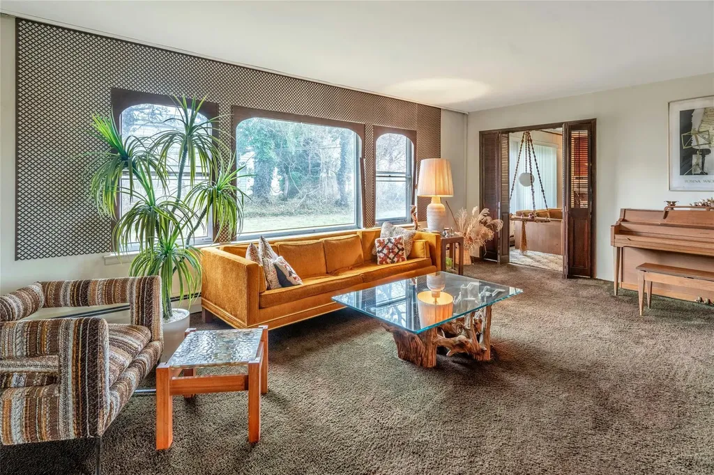 19 Brook Path Plainview NY 11803