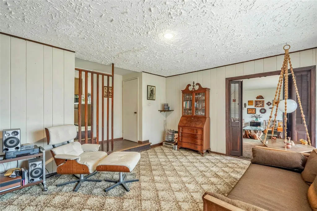 19 Brook Path Plainview NY 11803
