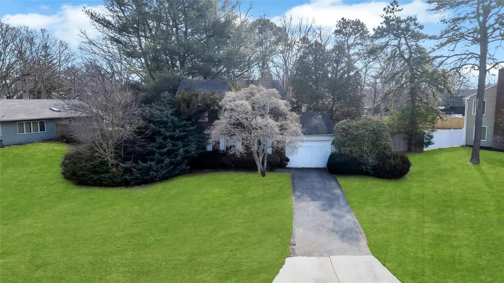 27 Wilmont Turn Coram NY 11727