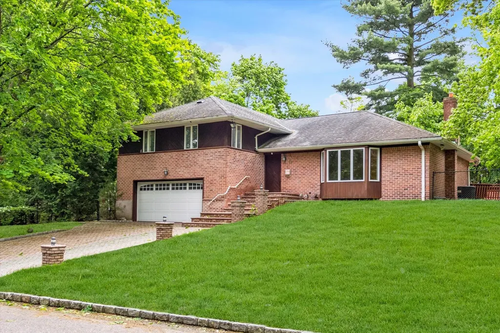 22 Junard Drive Roslyn NY 11576