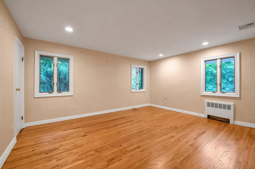 22 Junard Drive Roslyn NY 11576