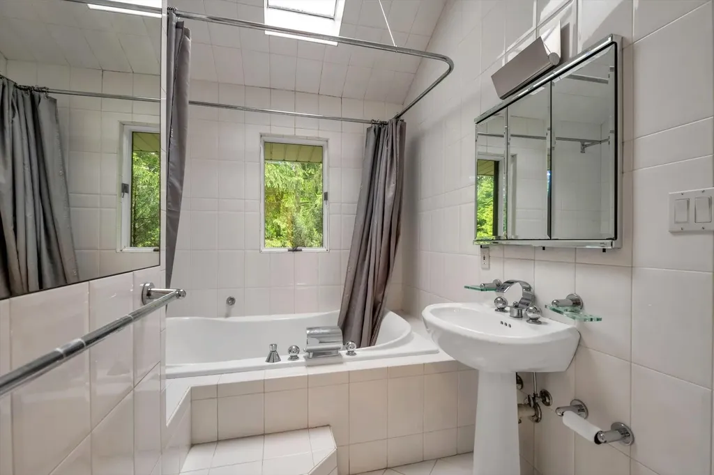 22 Junard Drive Roslyn NY 11576