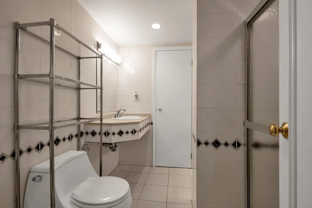 22 Junard Drive Roslyn NY 11576
