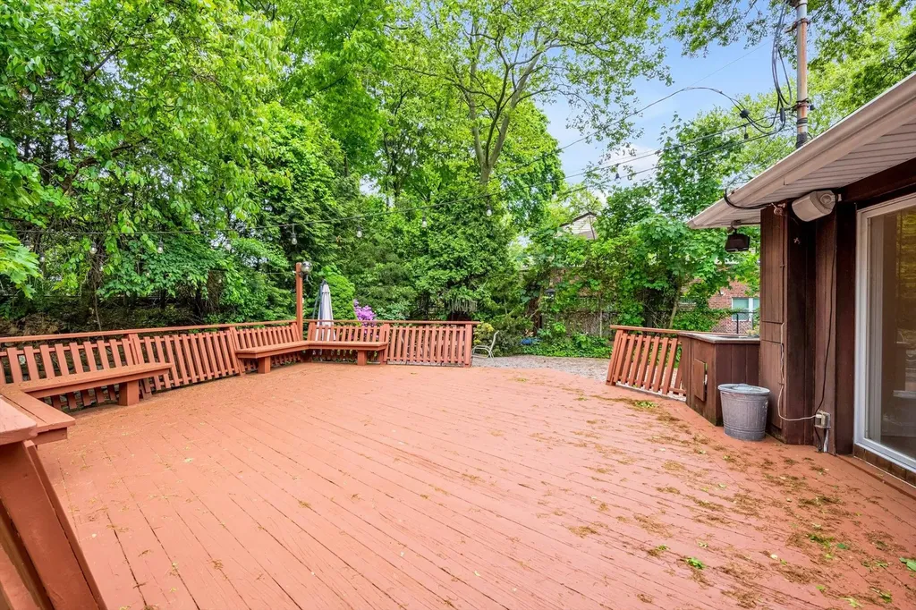 22 Junard Drive Roslyn NY 11576