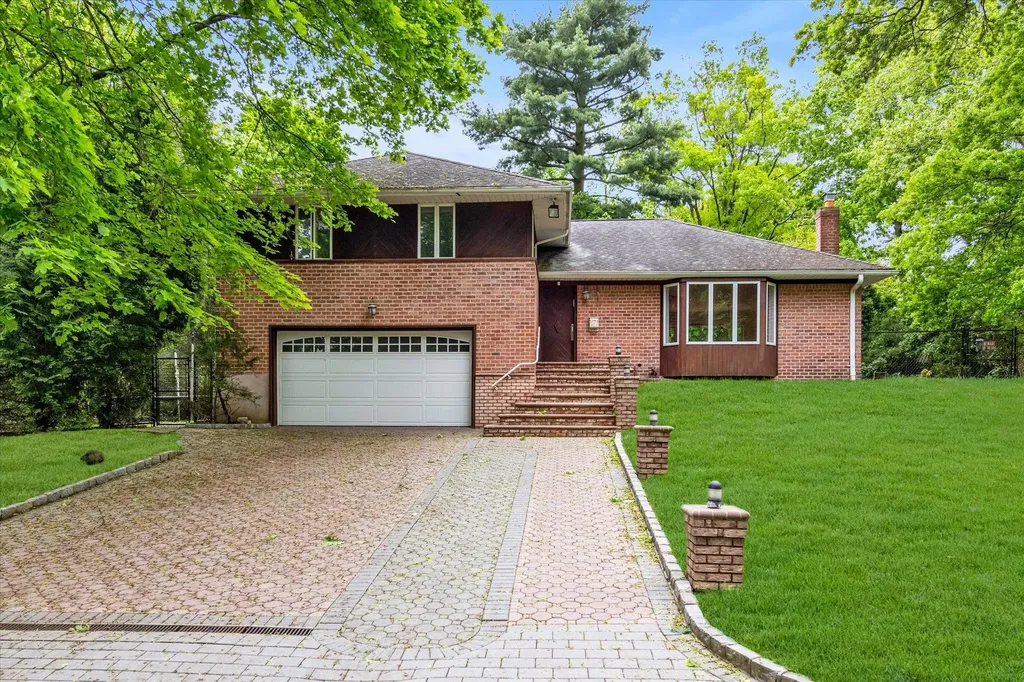 22 Junard Drive Roslyn NY 11576
